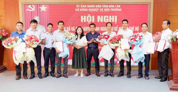 Công bố và trao quyết định nghỉ hưu cho công chức từ ngày 01/8/2025