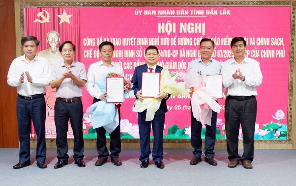 Hội nghị công bố và trao quyết định nghỉ hưu đối với các đồng chí Phó Giám đốc Sở Nông nghiệp và Môi trường