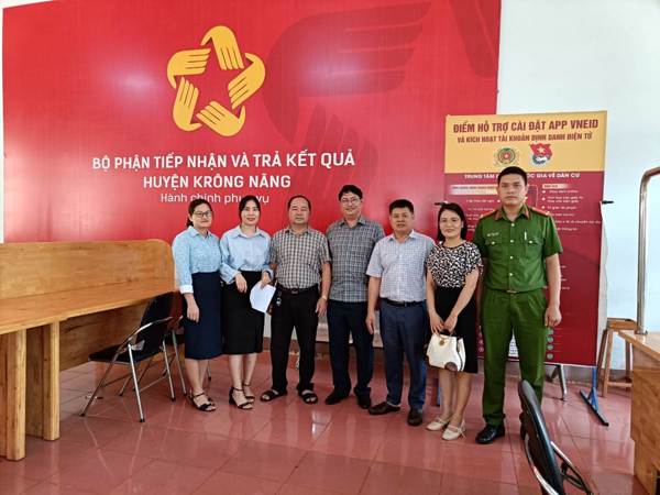 Sở Tài nguyên và Môi trường kiểm tra công tác triển khai thực hiện Đề án phát triển ứng dụng dữ liệu về dân cư, định danh và xác thực điện tử phục vụ chuyển đổi số quốc gia (gọi tắt là Đề án 06) tại Chi nhánh VPĐK đất đai huyện Krông Năng