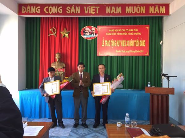 Đảng ủy Sở Tài nguyên và Môi trường long trọng tổ chức Lễ trao tặng Huy hiệu 30 năm tuổi Đảng